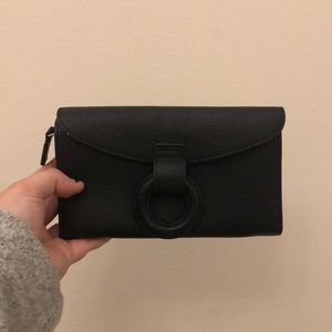 Black clutch